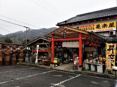 信楽では遅めの昼食に。
ちょっと楽しみにしていたうどん屋へ。

THE信楽と言わんばかり、置物に囲まれたお店。