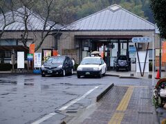 紫香楽宮跡を出るとさっきまで長かった駅間から変わり、終点まで淡々と駅に停まっていきます。
徐々に雨を感じるなか、列車は信楽に到着。(13：48)

「信楽焼」で知名度のあるとおり、駅前ストリートには狸の置物がいたるところで遭遇します。