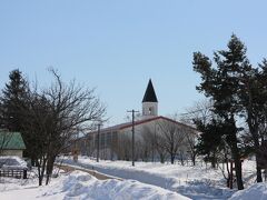 美瑛町美馬牛の市街地（というよりも集落といった感じですが）に入りました。とんがり帽子の時計塔が可愛い美馬牛小学校が見えます。