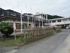 元は小学校と思しき建物です。手前の、馬防柵が設けられ、幟が立っているところが交流館です。この右手はグラウンドです。