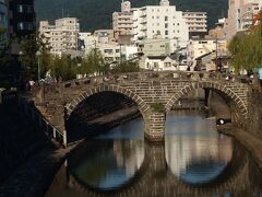 一つ手前の袋橋から見た眼鏡橋。

水面にアーチが映り、確かに「メガネ」になってるし！