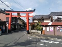 参道の鳥居。三宅八幡駅から近いよ