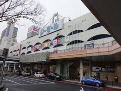 下関駅バス停で降りると目の前にシーモール下関という大きなショッピングモールがありました。
シネマコンプレックスや大丸もくっついてる大きなモールです。
建物の形は船をあらわしているとか。
そういわれれば、、、というくらいですが。