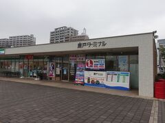 はい！からっと横丁からしばらく歩くと下関唐戸桟橋の唐戸ターミナルに着きます。
下関グランドホテルの下関駅側の隣という位置関係です。
唐戸ターミナルはこじんまりとしていますが新しい感じで綺麗です。
ファミリーマートが隣接しててなにかと便利です。

そういえば下関の桟橋の係員の人とかコンビニやお店の人とかの感じはなんだか東京の人のような感じです。
やっぱり昔の印象と同じですね。
門司の人たちはもうちょっとマッチョな雰囲気でそれは昔感じた雰囲気と同じですね。
そういう意味では昔感じたことも今もそれほど変わっていないんだなぁとちょっと嬉しくなりました。