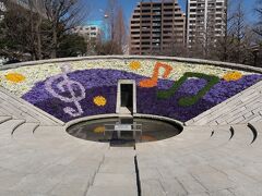 花でカラフルな音符が描かれていると思ったら、これは「東京空襲犠牲者を追悼し、平和を祈念する碑」。現在の平和と繁栄が尊い犠牲の上に築かれたものであるという事は忘れてはいけませんね。