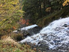 しばらく車を進め、道路沿いにある湯滝を上から覗き込みました。