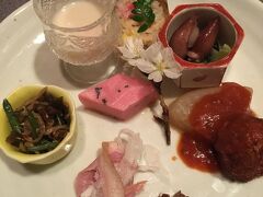 ホテルから徒歩5分ほどの
「京・くずし料理 しし翁」で夕食です。

まずは八寸。

春を感じられる優しいお味でした。