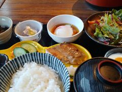 朝ご飯　納豆　卵　お魚もあります
どれも　丁寧に作られてて
とても　美味しいです
特に　高野豆腐の煮物がうまかったです