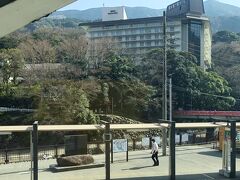 箱根湯本駅に到着。

コロナ前はバス停に人が溢れていて歩くのもままならなかったのに、今は案内係の人しかいません。