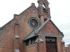 「日本聖公会弘前昇天教会教会堂」
イギリス積み・赤レンガの重厚な造りで大正9年（1920）築。
平成5年（1995年）県重宝に指定。
プロテスタントの教会だが、ルター派と異なりイングランド国教会系。
