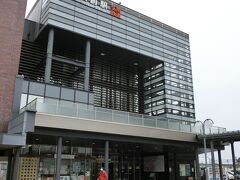 そののち、中央弘前駅へいったん戻り、迷いに迷って弘前駅に11時50分前に到着。
現在の駅舎は平成16年（2004）供用の現代的な橋上駅舎。
左隣に駅ビル「アプリーズ（昭和57年・1982開業）」を擁する。