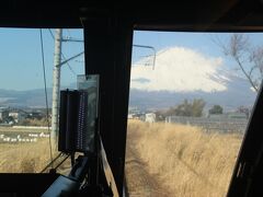 それでも御殿場線に乗り入れて御殿場に近づくと壮大な富士山が見えてきます。
少ない乗客もカメラを持って車内を右往左往していました。
もちろん私も。