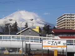 終点であるＪＲ御殿場駅に到着。
富士山の麓、富士山の登山口として発展した町です。
ホームからも富士山がきれいに見えます。