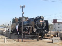 かつて御殿場線は明治２２年（１８８９年）に東海道本線として開通しました。
「汽笛一声、新橋を～」の「鉄道唱歌」では１５番として

ここぞ御殿場　夏ならば
われも登山をこころみん
高さは一万数千尺
十三州もただひと目

と歌われました。
明治天皇も、日清日露戦争の山縣有朋、大山巌、児玉源太郎、乃木希典といった将軍たち、そして日本軍の兵士たちも御殿場を通り、戦地へ向かったのです。

昭和時代に丹那トンネルの開通で東海道本線は熱海経由となり、御殿場線となりましたが、かつて東海道本線→御殿場線を走っていたＳＬが駅前に保存されています。