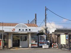 御殿場駅から２駅目の富士岡駅で下車します。
駅舎の背後には富士山が見えます。