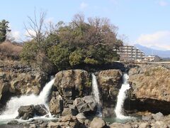 下土狩駅の裏手には鮎壺の滝があります。
住宅地の中にあるなかなか大きく、迫力のある滝です。
背景に富士山が見えるのも悪くありません。
ただ、マンションも見えるのは少し残念かな。