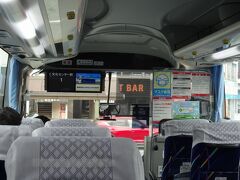 　久留米から福岡空港へは、毎度おなじみ西鉄高速バスを利用。コロナ禍での減便のため、朝は１時間半間隔の運行です。乗客は７名。先行き見えぬ状況が続きます。
　運転席後ろのアクリル板、掲示物だらけです。これじゃ透明板の意味ないかも。