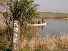 　帝釈天のすぐ裏は江戸川で、「矢切の渡し」が今ものんびり人を運んでいます。