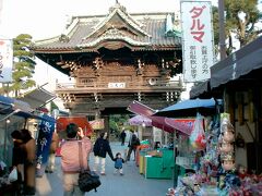 　柴又帝釈天の正式の名前は「経栄山題経寺」で、江戸時代の寛永６年（１６２９年）に開基された日蓮宗の寺院です。
　笠智衆の「御前様」と佐藤蛾次郎の「源ちゃん」は、欠かせないキャラクターでした。