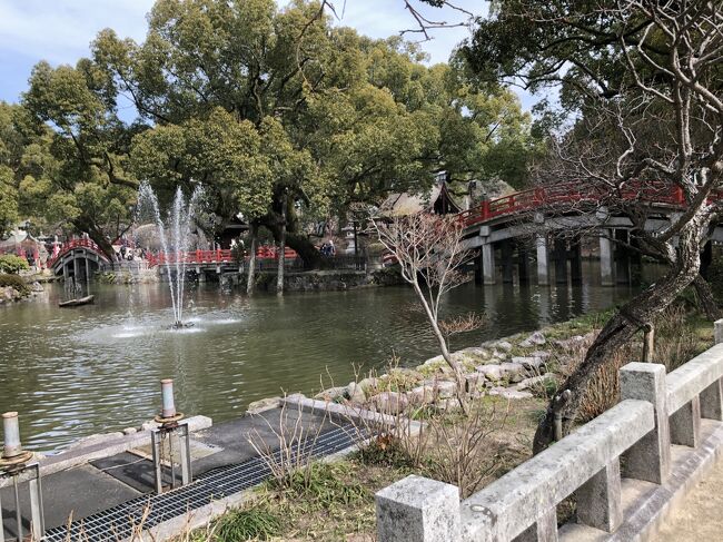 心字池にかかるかこ・現在・未来の太鼓橋を渡ります。さだまさしさんの飛梅の歌が頭の中でリフレイン・・