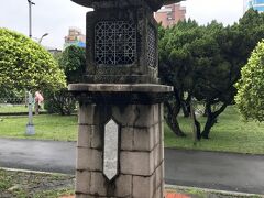 公園内には、日本統治下の1934年に作られたラジオ塔「台湾広播電台放送亭」もあります。灯籠のような形をしていますが、中にスピーカーがあり、住民がラジオ放送を聞けるようになっていたそうです。