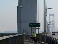 ちょっと息を切らして５０ｍ上の来島海峡大橋のサイクリング用コースに出てきました。これから橋を渡って大島にある村上海賊ミュージアムまでの15km長のロングランを開始です。