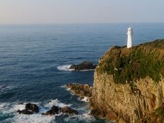 悠々たる太平洋の大海原を背景に灯台が立つ足摺岬は素晴らしい風景ですが、２日前には壮絶な高波が襲っていたはずです。私達が１５日の早朝に美馬の山人の里を飛び出した時、気象通報は「台風10号は足摺岬の南南西の海上を北上中。九州北部と四国も暴風域に入りました。」と厳重警戒を呼び掛けていました。