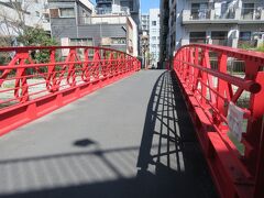 東京メトロ東西線・木場駅2番出口から80mほどのところに架かる新田橋。
大横川に架かる赤い欄干の、歩行者専用の短い橋です。大正時代に医師をしていた新田さんが、亡くなった奥さんの供養のために建てた橋だそうです。人望が厚かった新田先生を偲んで新田橋と呼ばれるようになったとのことです。どこにでもある何気ない橋ですが、愛情を感じる歴史が隠されている橋です。