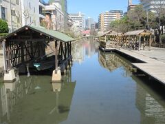 木場橋の下に造られている木場親水公園。
大横川と仙台堀川の間に造られている、1㎞ほどの細長い緑と水の豊かな公園です。公園の中央には水をたたえた水路があり、その両側には柳や松が植えられ、所どころにコブシやハナカイドウ、レンギョウなども植えられています。