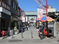 毎月1日、15日、28日が縁日ということでしたが、不動堂前の人情深川ご利益通りや永代通りに出ている露店に立ち寄る人も少なく、縁日らしさは感じられませんでした。周辺のお店の方の話では、コロナの影響で参拝客も少なくなってしまったと嘆いていました。