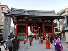 浅草寺の雷門です。
ピーク時は外国人観光客で賑わっていて通るのも大変な感じでしたが、今は多くはないですね。
ただ着物を着た若い女性がたくさん居ました。
卒業旅行も厳しい状況なので卒業記念かなと思いました。