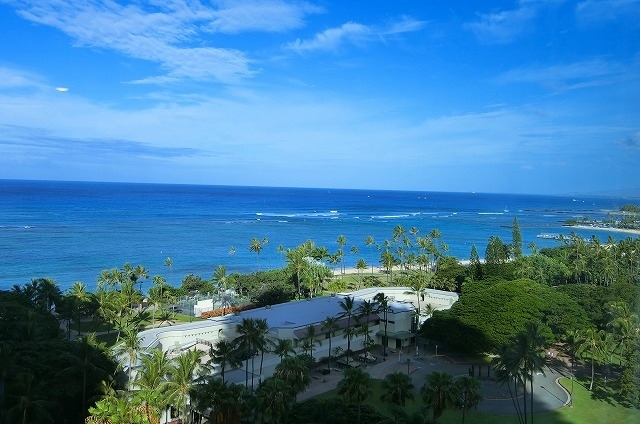 今日もいいお天気です(*^^)v<br /><br />朝食はちょっと歩いて<br /><br />ワイキキの中心街にある