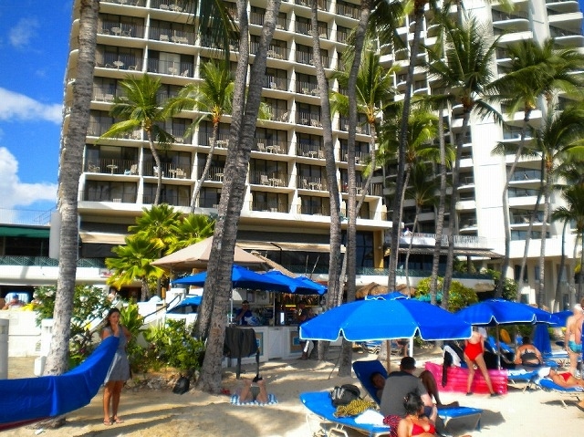 この奥にあるレストランです。<br /><br /> <br />海に面しているというのでビーチから行ってみました(^^)