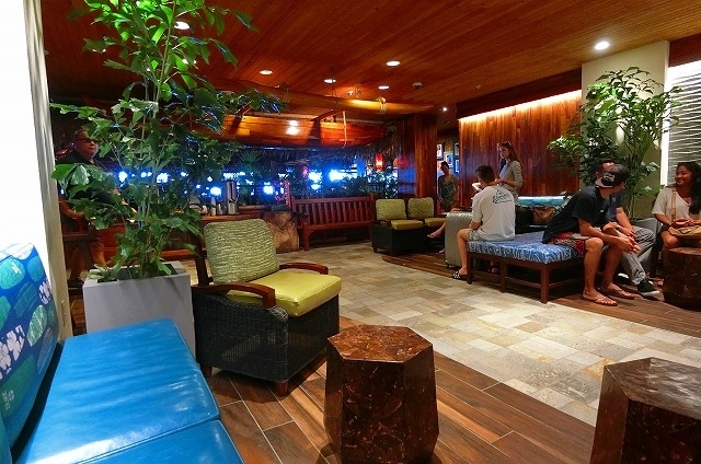 「デュークス・ワイキキ」<br /><br />店舗の名前には、ハワイの英雄であり伝説のサーファー、<br />デューク・カハナモク氏への敬意が込められているそうです。<br /><br /> 店内には、彼の写真なども飾られています。