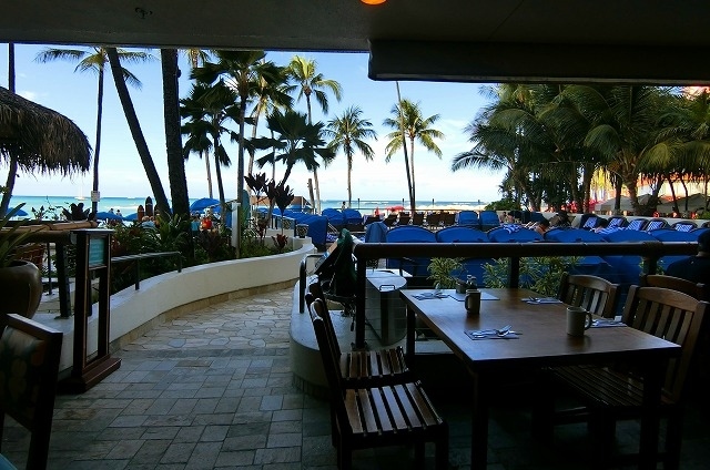 数人待っていましたが、すぐに席に案内してもらえました♪<br /><br />海が見えて最高のロケーション。