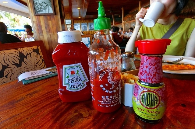 テーブルに置かれた調味料<br /><br />真ん中は？？