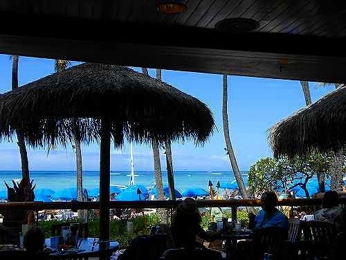 海を見ながらの食事は気持ちがいいですね。<br /><br />たくさん食べて、お腹いっぱい！！