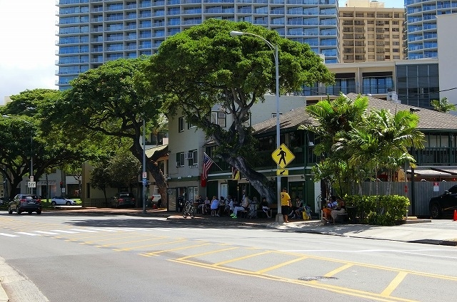 私は一人でショッピングへ。。<br /><br />歩いていると・・・<br /><br />エッグスン・シングスはこの時間（午前10時過ぎ）<br />でも大勢の人が待っていましたよ～(*_*;