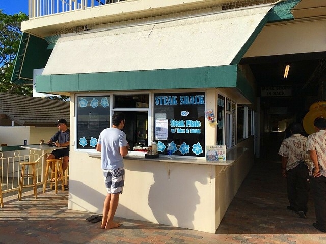 午前中は思い思いに過ごし。。。<br />お昼に再び集合！！<br /><br />今日のランチはT君のリクエストで<br /><br />プレートランチに決定！！<br /><br />いくつかの候補の中から選んだのは・・・<br /><br />「ステーキシャック」<br /><br />ワイキキで美味しいステーキプレートランチで有名なお店です。<br /><br />トランプホテルのすぐ前の<br />ワイキキ・ショアのビーチ側（１階)にあります。<br /><br />近くてとても便利。<br /><br /> 