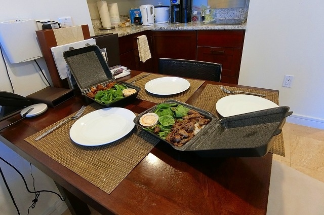 私達がオーダーしたのはチキンとビーフのプレート。<br />（サラダ・ご飯つき）<br /><br />焼き加減も聞いてくれます(*^^)v<br /><br />お部屋に持って帰っていただきました。<br /><br />お肉はジューシーでとても美味しかったですよ♪<br />お値段もリーズナブルでお勧めです！