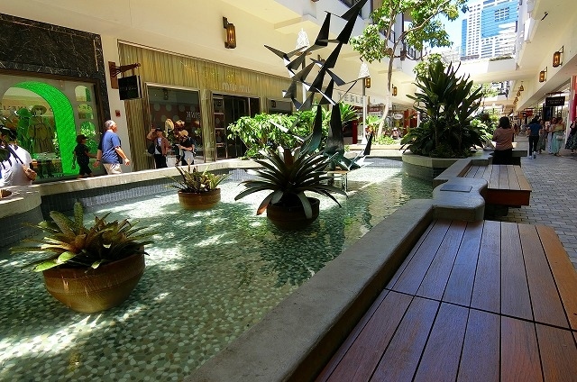 食後は<br /><br />お土産捜しに<br />またまたアラモアナ・センターへ。