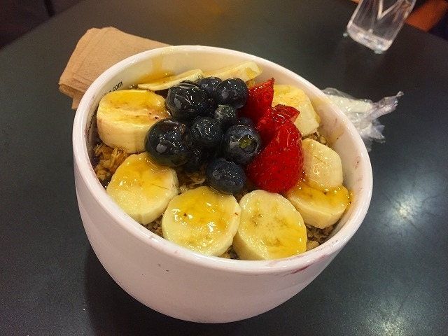 ずーっと食べてみたかったアサイーボウルを注文してみました。<br /><br />おおきなカップに入ったアサイーは、固めの冷え冷えスムージータイプ。<br />その上にグラノーラ、バナナ、イチゴ、ブルーベリーが載っています。<br /><br />写真ではわかりにくいですけど、兎に角<br /><br />巨大！！！<br /><br />３人で食べてちょうどヨカッタです。<br /><br />隣のアメリカ人のお兄さんは一人で食べてたけどね～(^^)