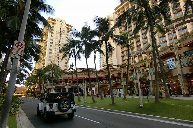 アラモアナセンターからホテルへ戻って来た私達は<br /><br />小休憩の後<br /><br />予約をしていたレストランのディナーに向かいます。<br /><br /> <br /><br /> 