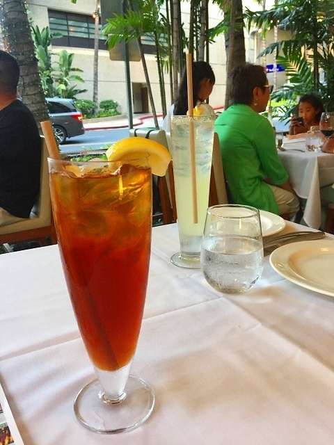 通されたのはテラス席。<br /><br />ここで<br /><br />ハワイ最後の晩餐です！