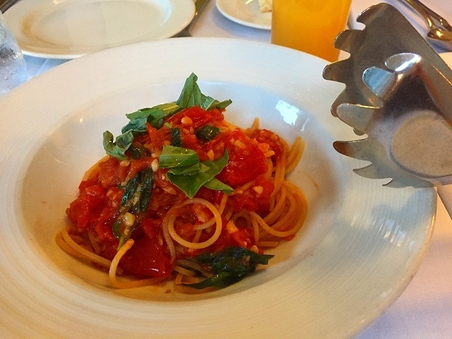次は、「完熟トマトのスパゲッティ・バジルと共に」<br /><br /> <br />少しアルデンテのスパゲティとトマトが美味。安定の味です！