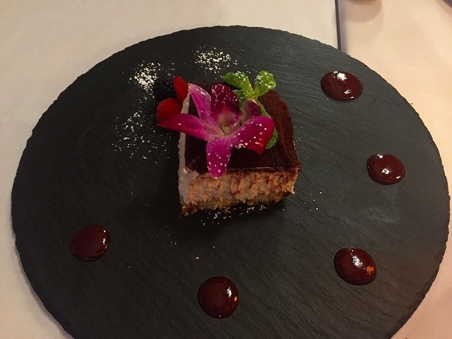 時刻は夜７時半前<br /><br />このあたりからみんながソワソワ。。。<br /><br />何故かというと<br />フラダンスのショーが始まる時間が迫っていたんです。<br /><br />デザートの「ティラミス」を食べて<br /><br />T君親子はお店の外へ猛ダッシュ！！<br /><br />私はお会計を済ませて<br /><br />目的地のインターナショナル・マーケットプレイスまで後を追いかけます。