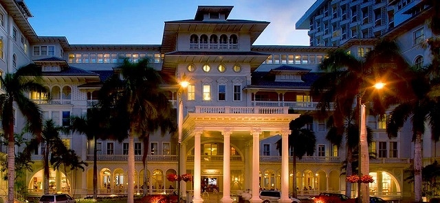 帰りは<br />賑やかな夜のワイキキの散策に出かけます♪<br /><br />やって来たのは御存じ「モアナサーフライダーホテル」<br /><br /> 