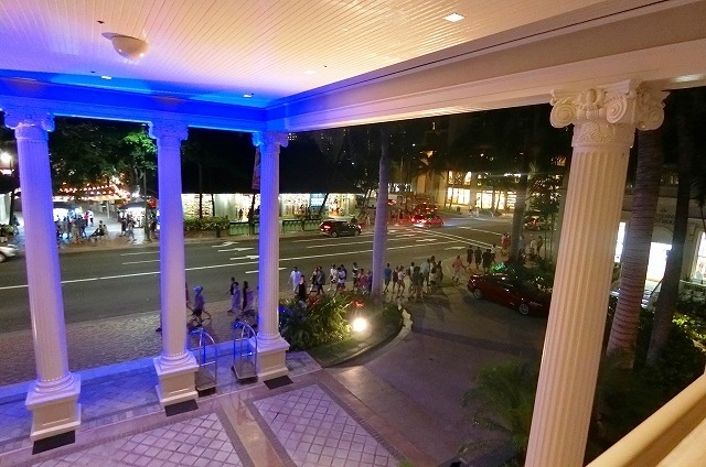 夜も賑わっているカラカウア通りを眺めて<br /><br />ちょっとだけ優雅な気分に浸ってみました(^^♪