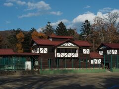 ユニオンチャーチの向かいには
軽井沢会テニスコート。

もはや説明不要の
日本一有名なテニスコートですね(*^^*)