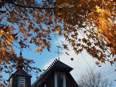 本日最後の目的地です。

青空と白い雲。
黄金色の葉を揺らす木々…